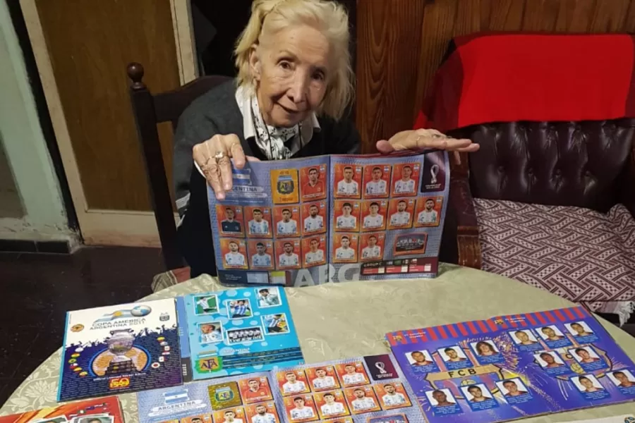 Tiene 75 años y se gasta el dinero de la jubilación en figuritas del álbum del Mundial