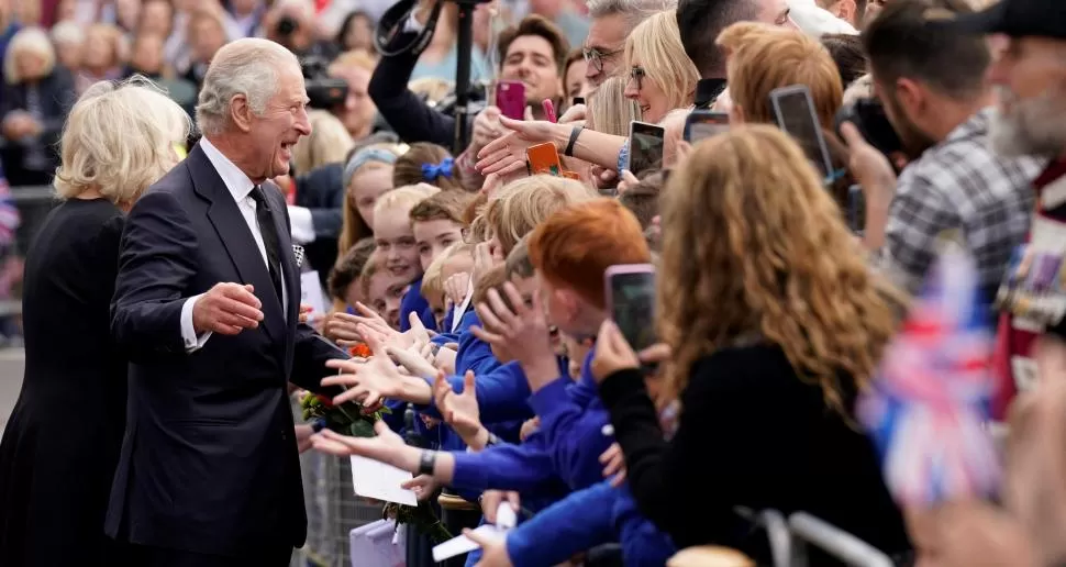 SALUDOS. El rey llega al Castillo de Hillsborough, sede de la monarquía en Irlanda del Norte. 