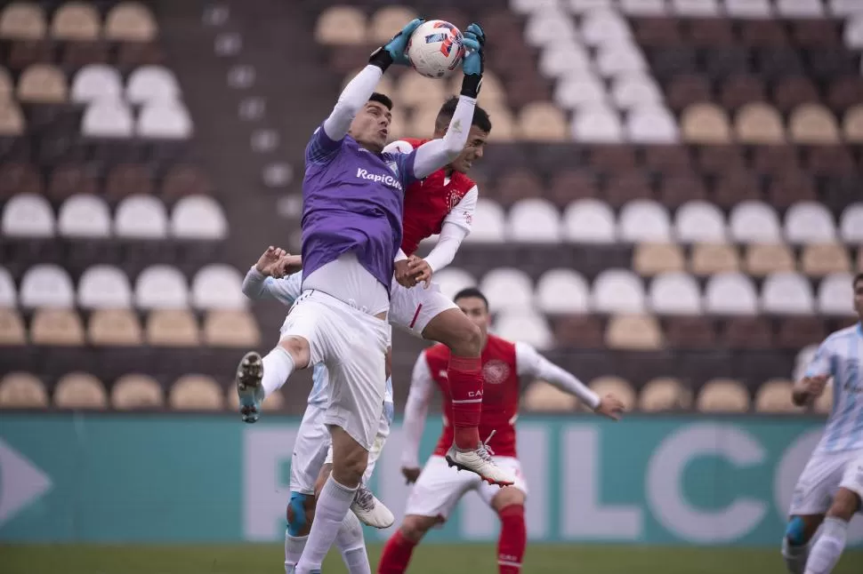 SEGURIDAD. Lampe demostró ser de los mejores arqueros de la Liga Profesional y una posible ausencia sería significativa. Foto de Matias Napoli Escalero 