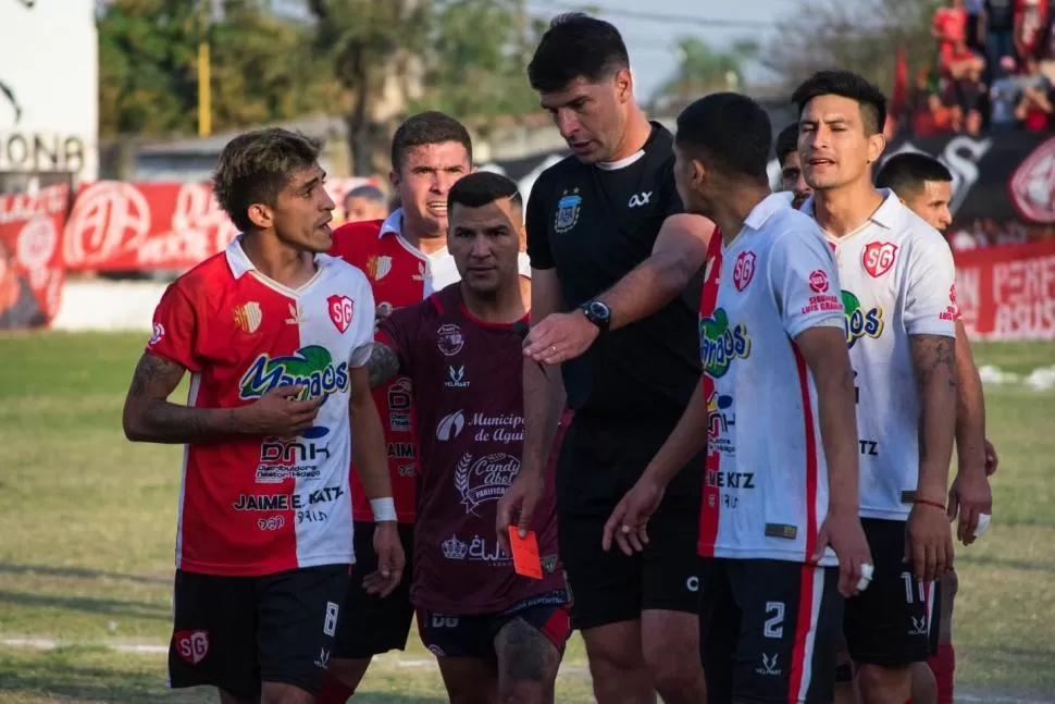 AGRESIONES. De La Rosa contó que sus asistentes recibieron el impacto de un bloque de cemento cuando intentaban entrar al vestuario. Luego fueron robados. GENTILEZA MAXIMILIANO AGüERO