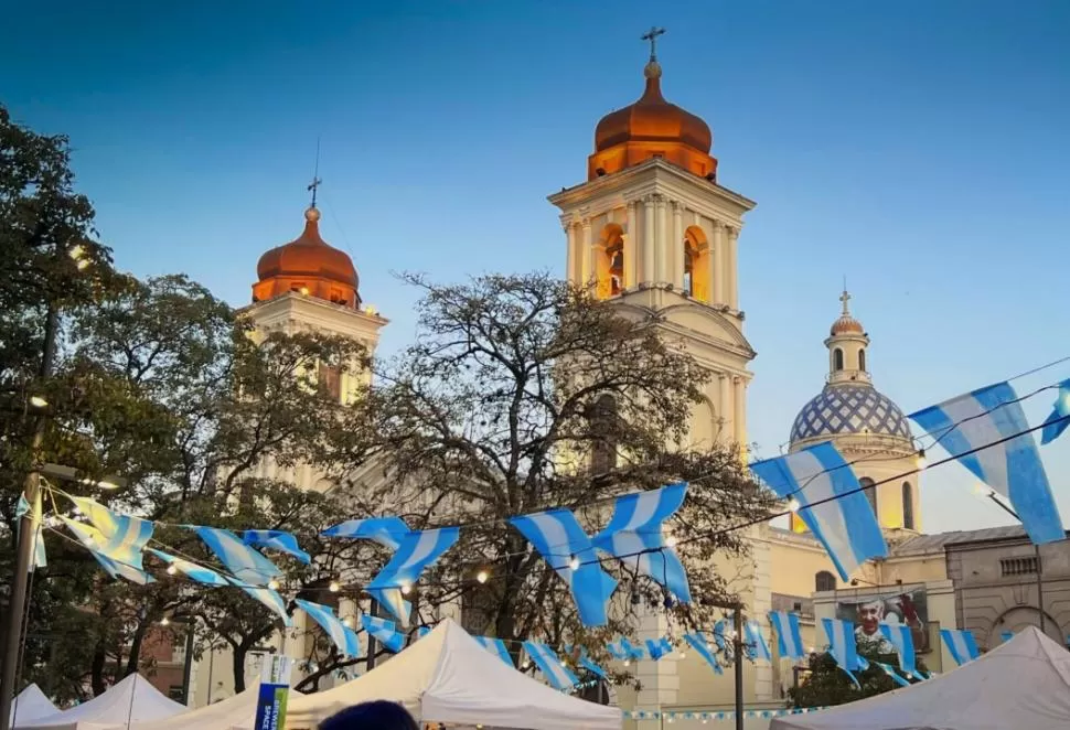 UNA FIESTA NACIONAL. “Banderines patriotas”, foto de Ana Lía Sorrentino. 