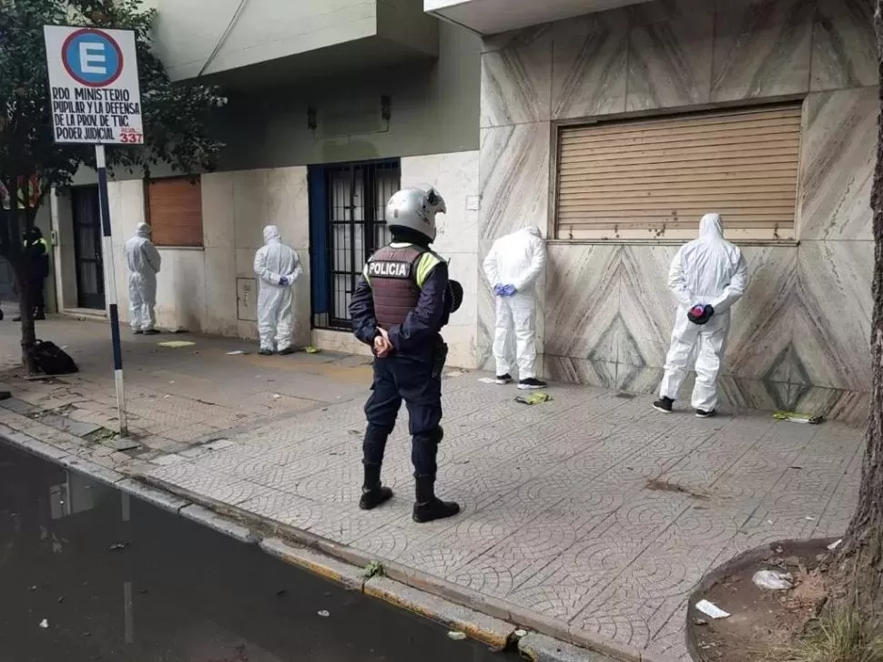 CONTRA LA PARED. Los cuatro hombres que fueron detenidos en junio de 2021 estuvieron horas así hasta que los policías terminaron las pericias.  