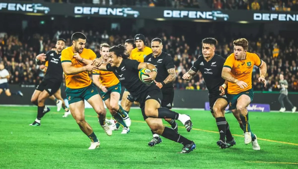 POTENCIA. Caleb Clarke intenta romper la defensa australiana en un partido que fue muy parejo.