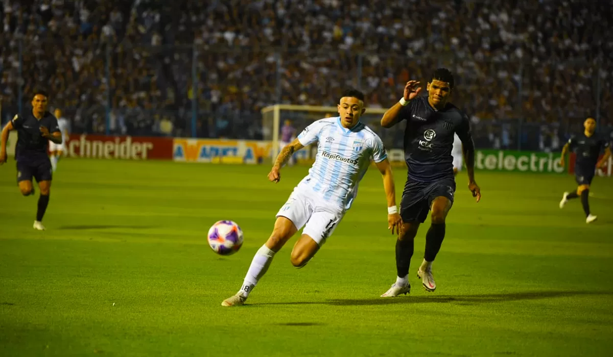 IGUALDAD PARCIAL. Al inicio del complemento, Atlético Tucumán llegó al empate con un penal pateado dos veces.