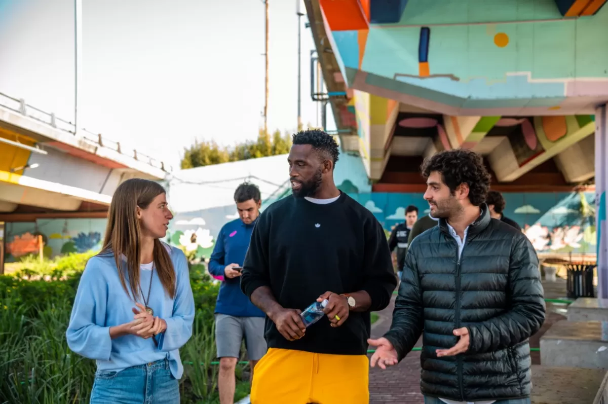 BARRIO MUGICA. Siya Kolisi estuvo casi una hora visitando distintos sectores del ex barrio 31. 