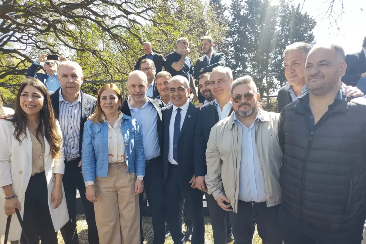 EN CIUDAD DE BUENOS AIRES. Larreta, junto a Germán Alfaro y a los dirigentes del PJS. 