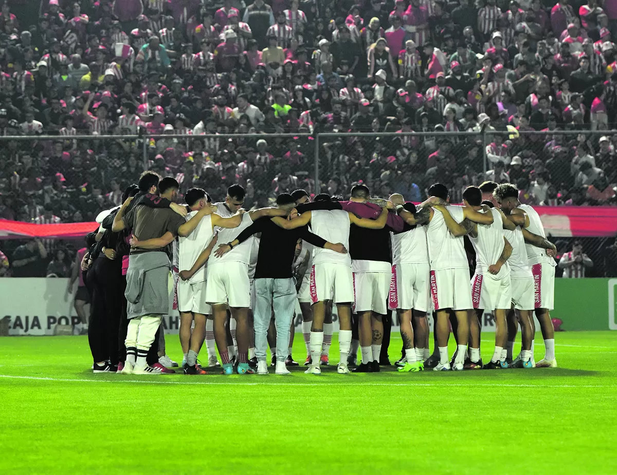 NADIE ES MEJOR QUE TODOS JUNTOS. El plantel está unido y enfocado en lo que se viene. Luchar hasta las últimas consecuencias por el primer lugar, es el objetivo.