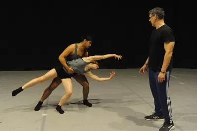 La opresión y la luz se hacen sentir en la danza