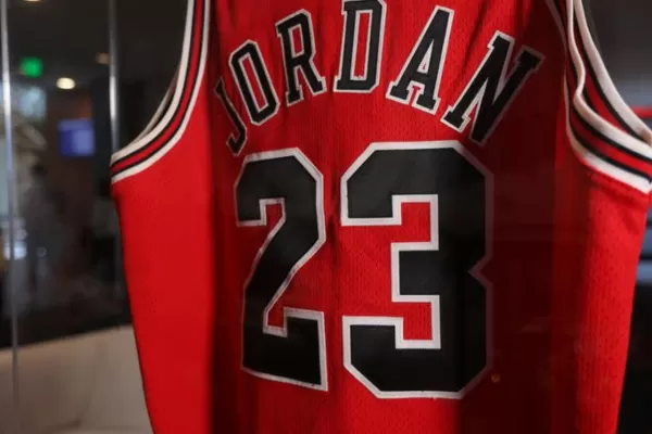 La subasta de una camiseta de Michael Jordan superó el precio de la 10 de Maradona en México 86