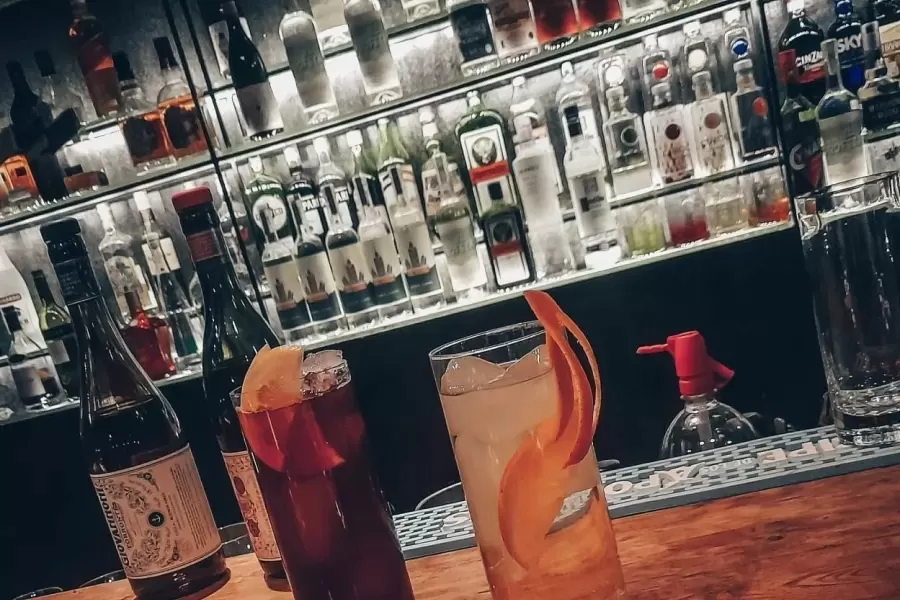  IMPRESCINDIBLE. A ningún trago de vermut puede faltarle un cítrico, en cócteles secos, dulces o frescos. 