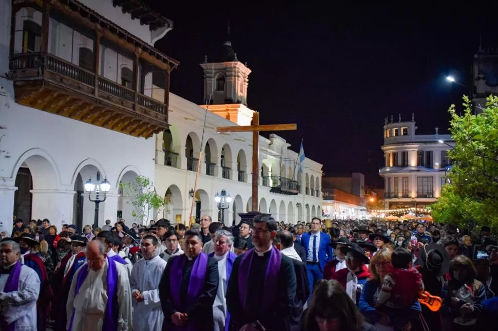 EXALTACIÓN DE LA CRUZ. “Los terremotos afectaron a todos y el Milagro fue pura devoción”, afirma una investigadora de este fenómeno. gentileza catedaral de salta