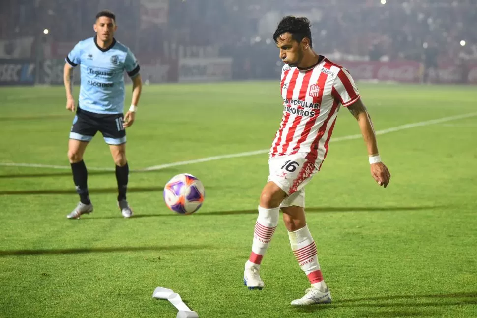 LA TIENE CLARA. Con la pelota en sus pies y a la hora de dar declaraciones, Costa es clarísimo y simple. El volante pidió disfrutar el triunfo, pero sin perder el faro. LA GACETA / FOTO DE DIEGO ÁRAOZ