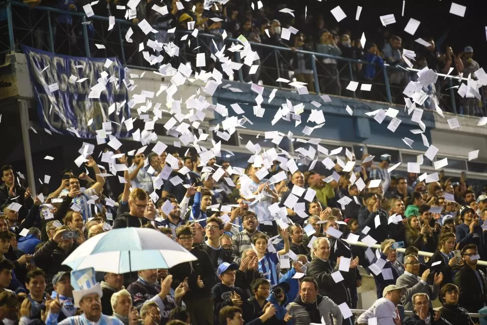 MARCO IMPONENTE. Los “decanos” festejarán el día del hincha y preparan un colorido recibimiento. Prometen una fiesta. LA GACETA / FOTO DE DIEGO ÁRAOZ