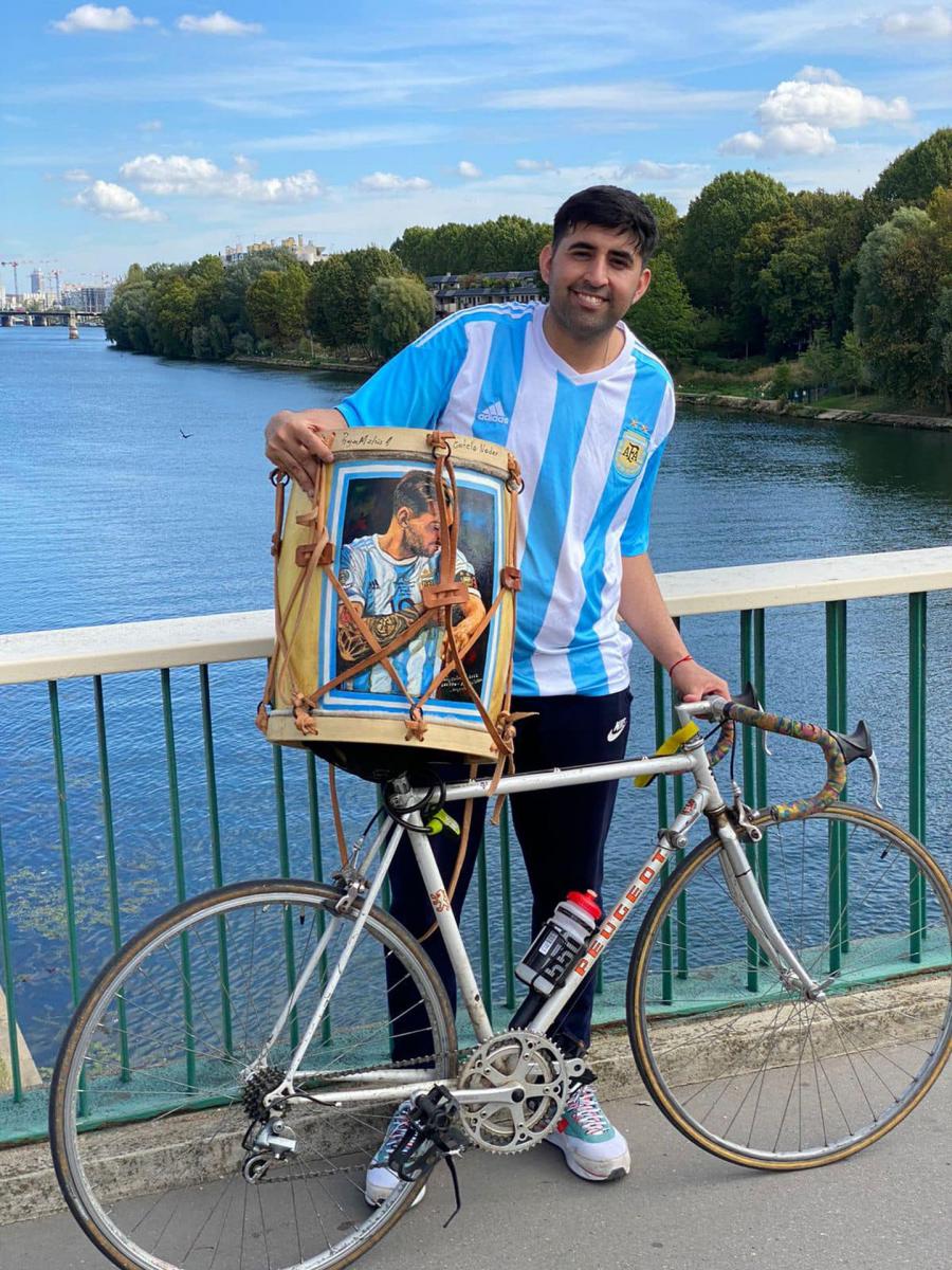 Matías Rojas junto al bombo que le regaló a Messi.