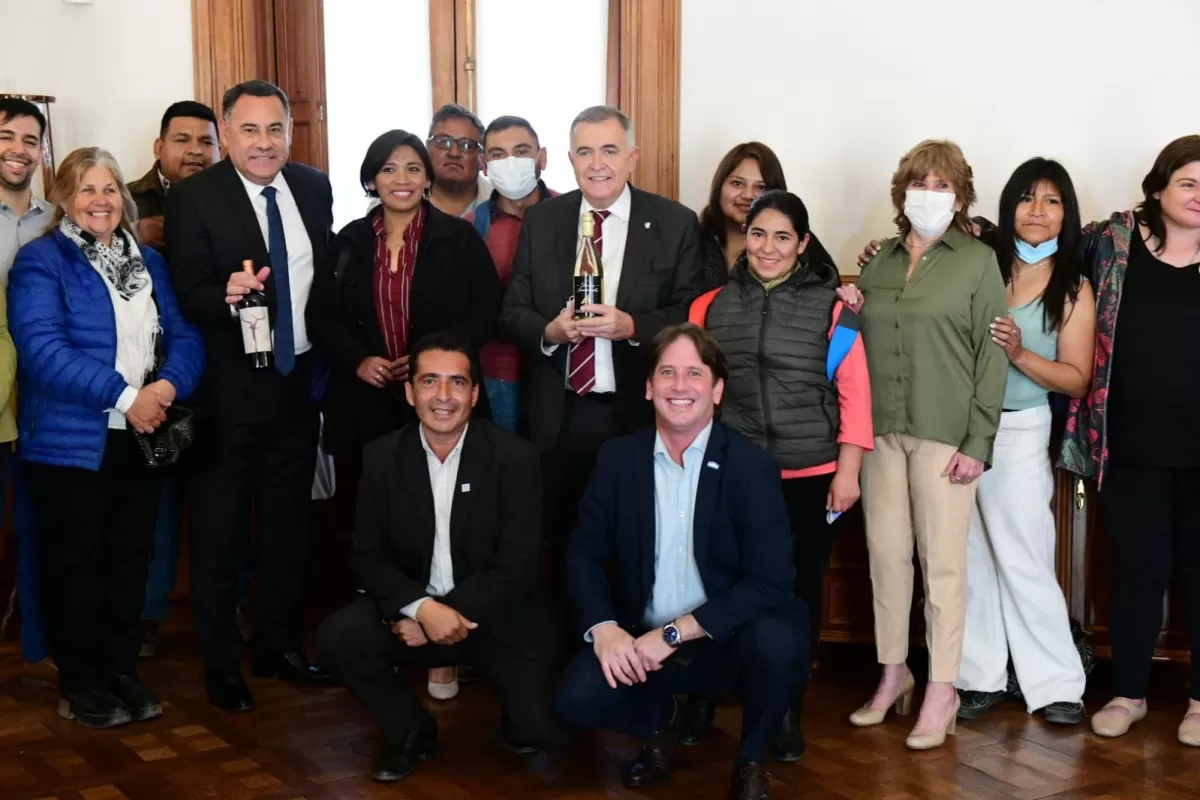 EN CASA DE GOBIERNO. Jaldo, acompañado por funcionarios, recibió a los alumnos que viajarán a Francia. Foto de Prensa Comunicación