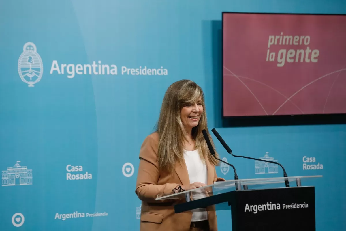 PORTAVOZ DE LA PRESIDENCIA. Gabriela Cerruti, en diálogo con la prensa acreditada en la Casa Rosada. Foto de Presidencia de la Nación