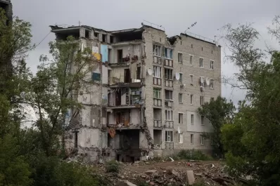 Hallan en Ucrania una fosa común con unos 440 cuerpos