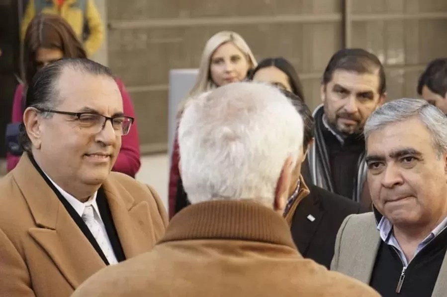 DIRIGENTE ALFARISTA. Carlos Arnedo, secretario de Servicios Públicos municipal, junto al intendente Germán Alfaro.