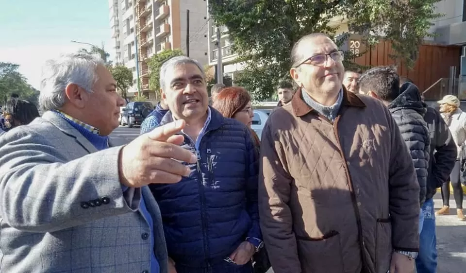 DIRIGENTE ALFARISTA. Carlos Arnedo, secretario de Servicios Públicos municipal, junto al intendente Germán Alfaro y al secretario de Obras Públicas, Fredy Toscano..