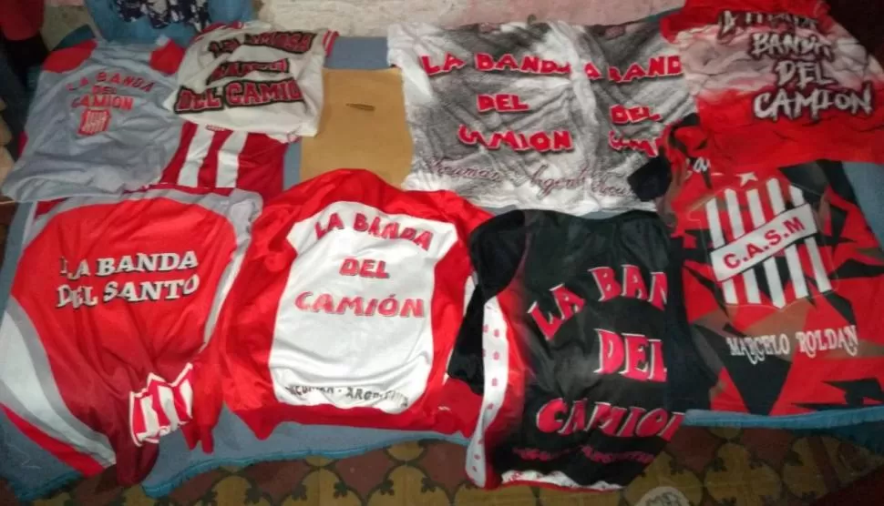 SECUESTROS. Las remeras que encontraron en la casa del prófugo.