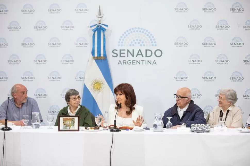  OTRA IMAGEN. Tras 14 días del atentado apareció Cristina, y con ojos llorosos habló del hecho.