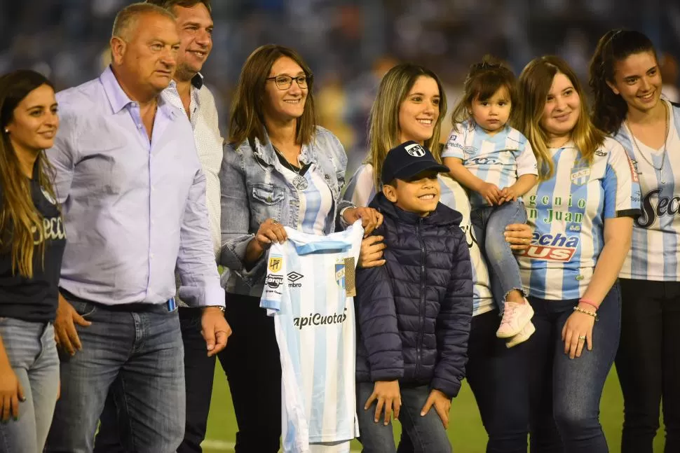 MOMENTO EMOTIVO. Alejandra, mamá de Luis Caro, fue homenajeada durante el entretiempo y se llevó una ovación. 