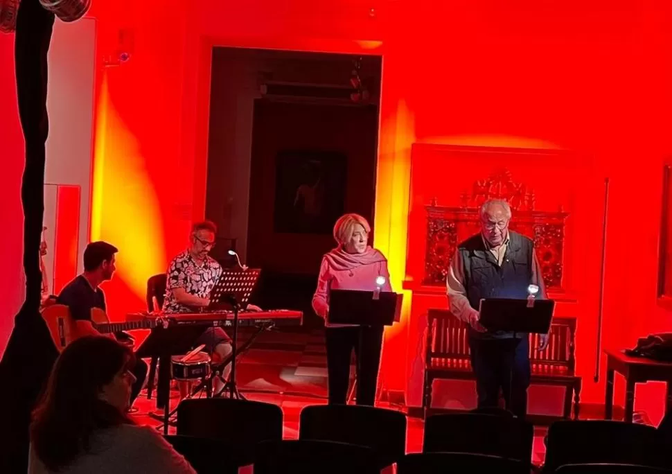 EN UN CLIMA ESPECIAL. Allier Díaz Ferrer, Luis Gómez Salas, Norah Castaldo y Ricardo Salim le dan vida a “Recordando a Antonio Machado”. gentileza ricardo salim