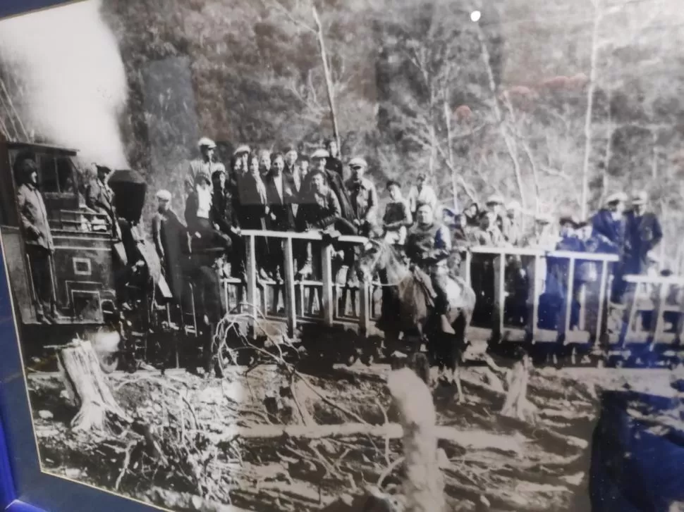 FOTO DE MUSEO. Unos turistas posan sobre los vagones descubiertos del tren que trasladaba a los reos. 