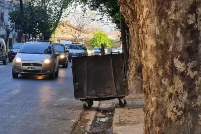 Contenedores sin frenos, abiertos y sobre la calle