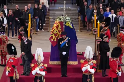 El funeral de la reina Isabel: cuáles son los ocho nietos que participaron de la vigilia