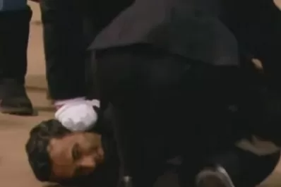 Muerte de Isabel II: un hombre intentó quitar la bandera del féretro durante el funeral y terminó detenido