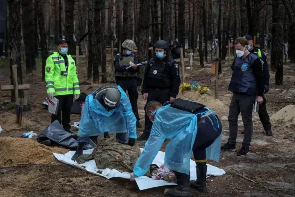 Horror ante las imágenes de fosas comunes en Izium
