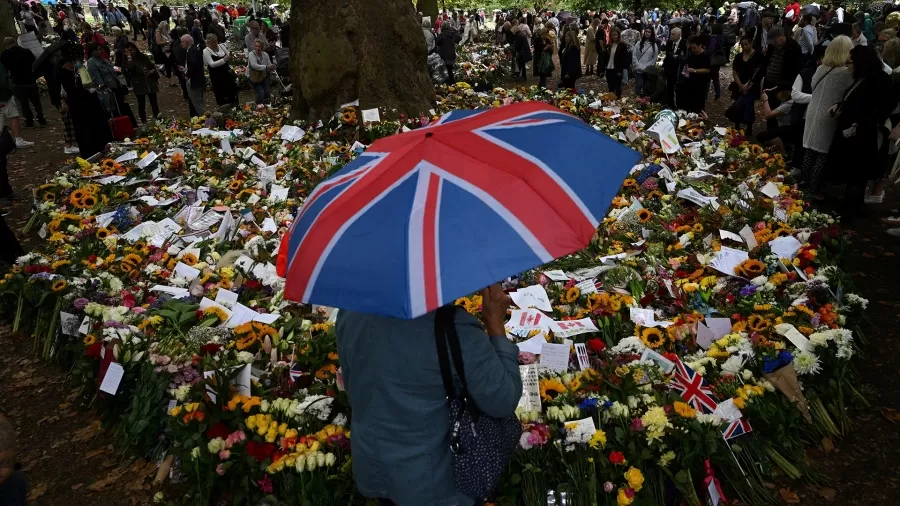 Los británicos despiden a la reina. Foto tomada de Télam