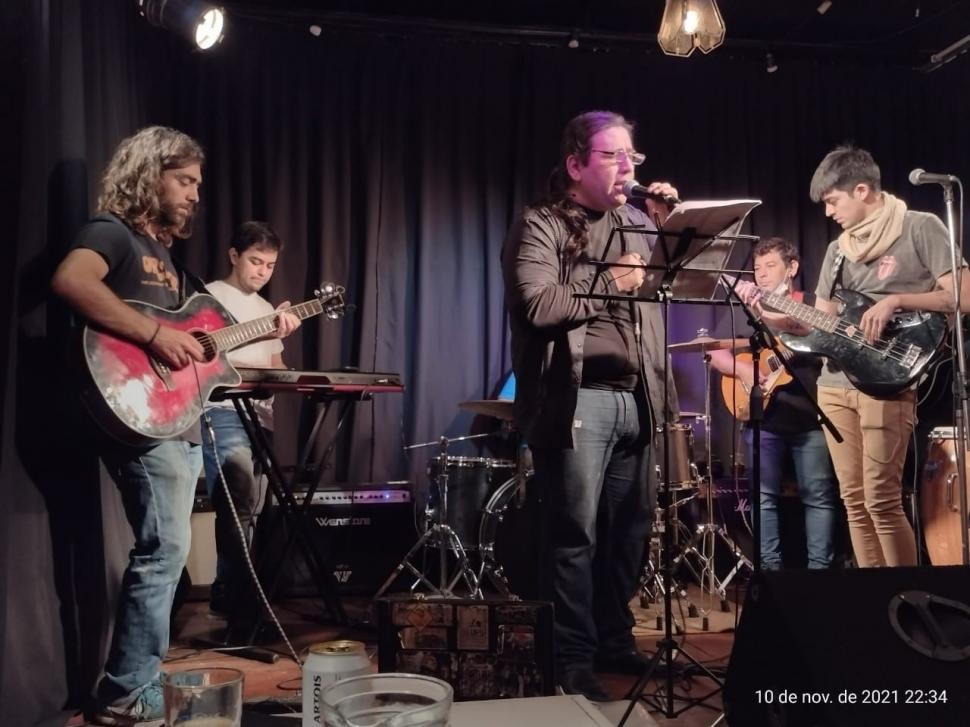 DEL 50 AL 70. Malditas Ratas despliega un repertorio que abarca varios estilos, con la armónica como protagonista.