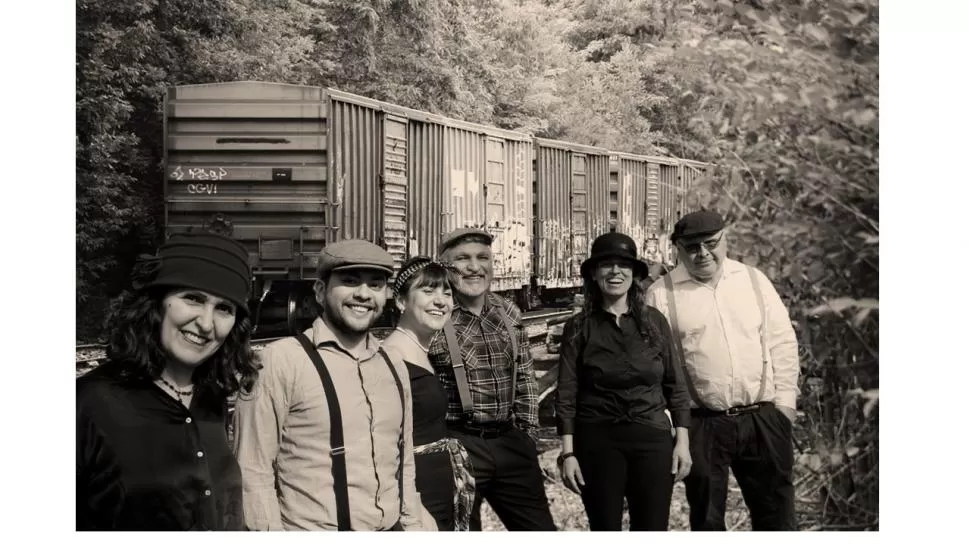 PARTITURAS ORIGINALES. El Ensamble JazzTang posó en sepia y recurrió al propio Claude Bolling para conseguir “Cross over USA”, que estrena hoy.  