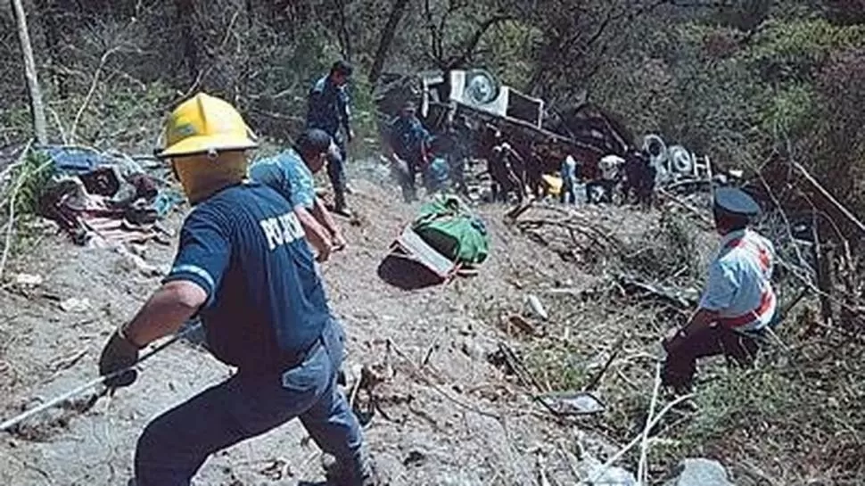 PENOSA TAREA. Los rescatistas suben los cuerpos al otro día de que el colectivo cayera a un precipicio en la Cuesta del Totoral, en Catamarca. Elancasti.com.ar