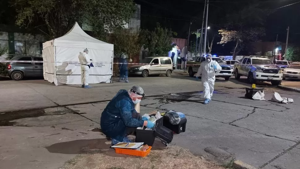 EN LA ESCENA DEL CRIMEN. Los peritos analizaron mientras se disputaba el lugar donde fue asesinado Manuel “Berenjena” López el lunes por la tarde.