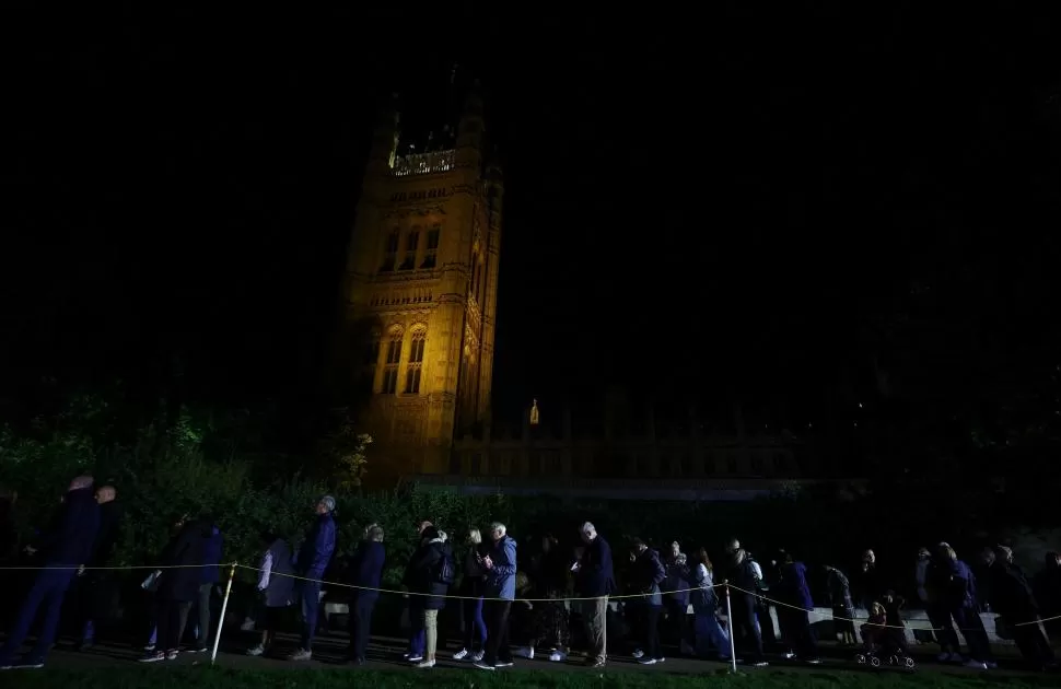 DEVOCIÓN. Hasta la noche,la cola alcanzaba los jardines de Victoria.  