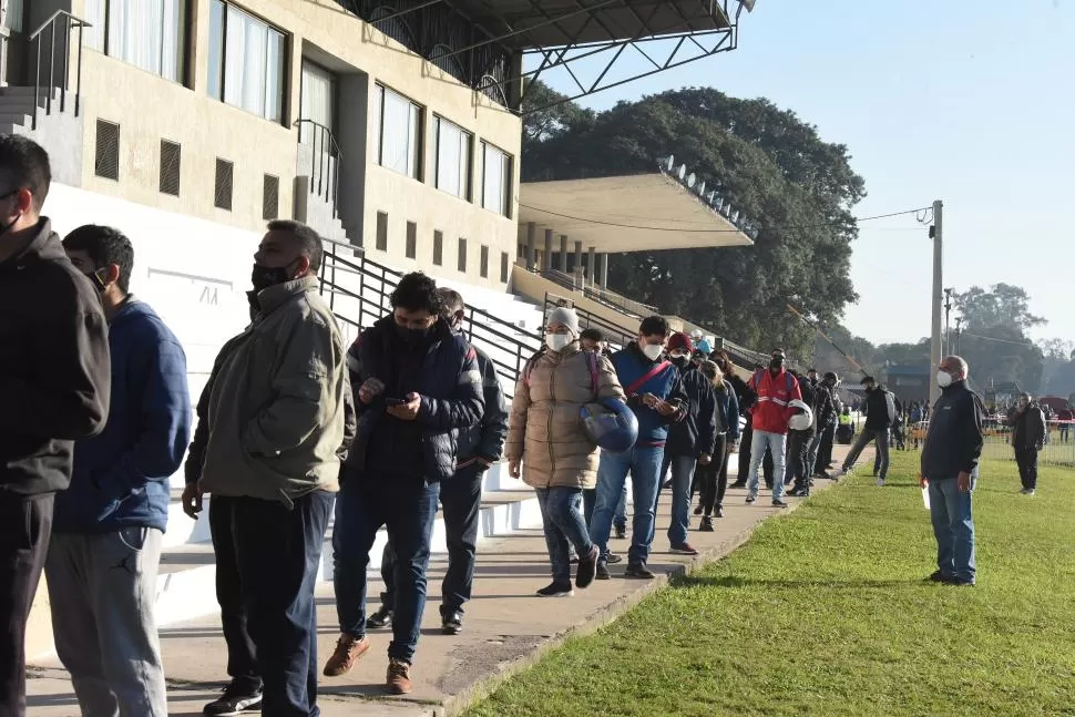 HIPÓDROMO CONCURRIDO. Las largas filas de beneficiarios en la previa de las PASO fue una de las imágenes que quedaron de los comicios de 2021. 