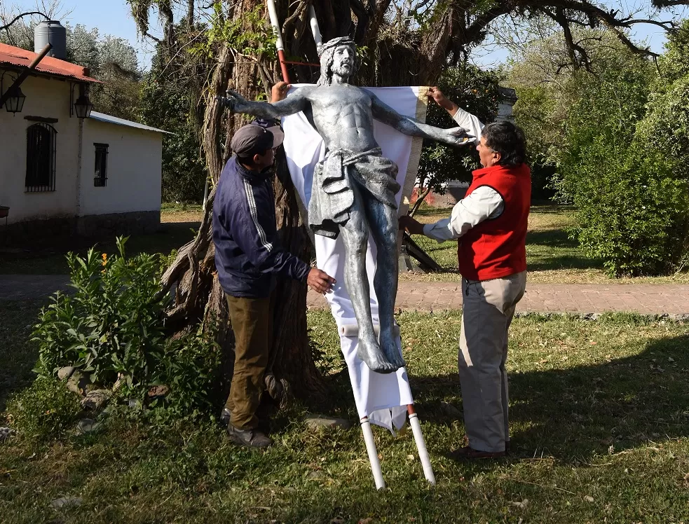 EN RACO. El Cristo del Cabra Horco cuando esperaba la peregrinación que lo llevaría a su destino final.