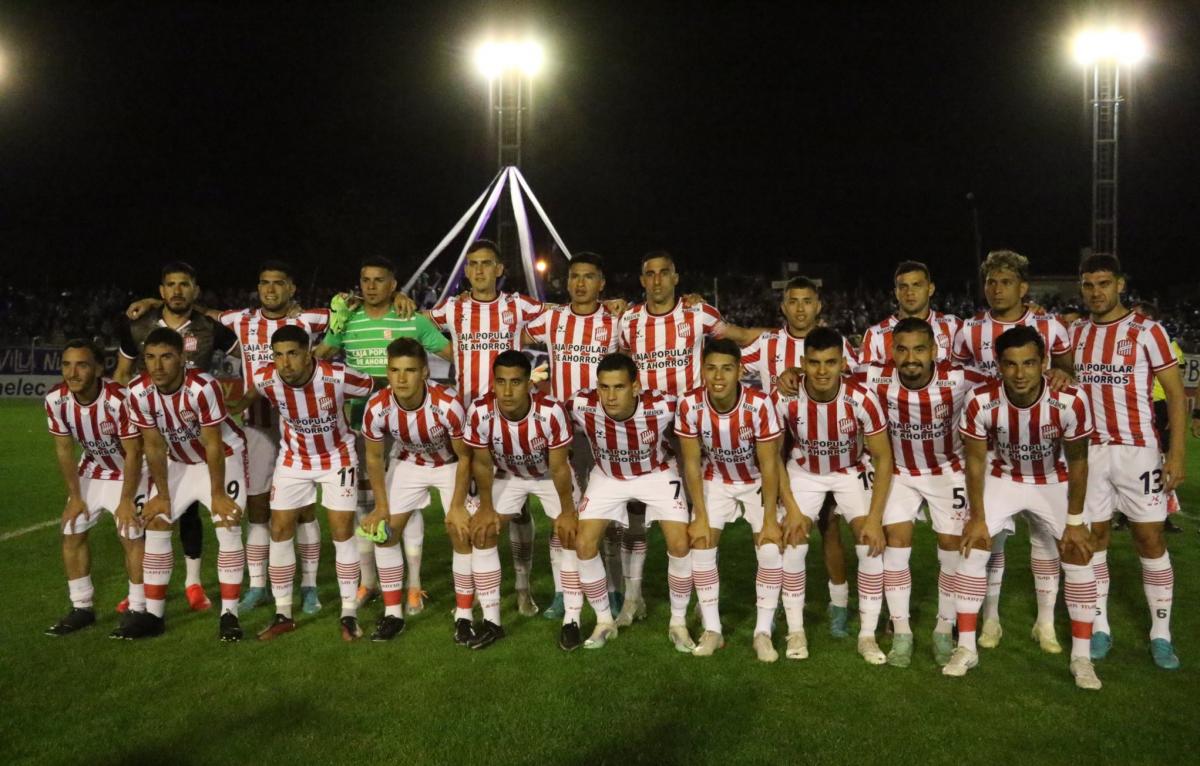 Formación de San Martín de Tucumán antes del encuentro. FOTO TOMADA DE TWITTER @CASMOficial