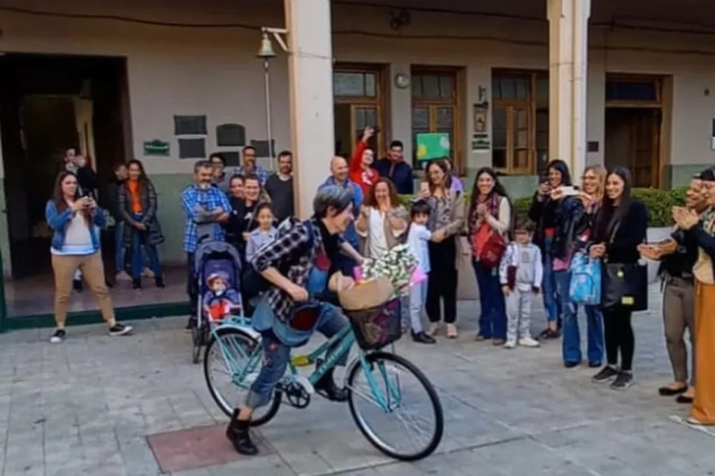 A una maestra le robaron su bicicleta y sus alumnos le compraron una nueva