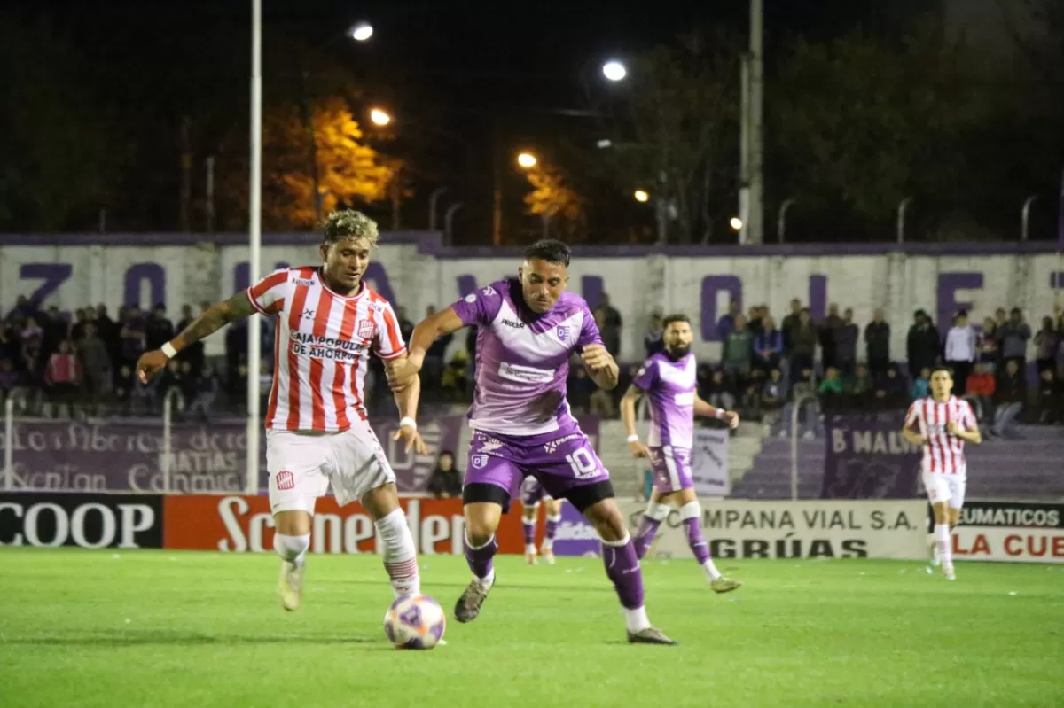 INCÓMODO. Diarte jugó en una posición no habitual y se mostró errático. En esta jugada quedó como último hombre sobre la derecha y no logró cerrar el ataque.