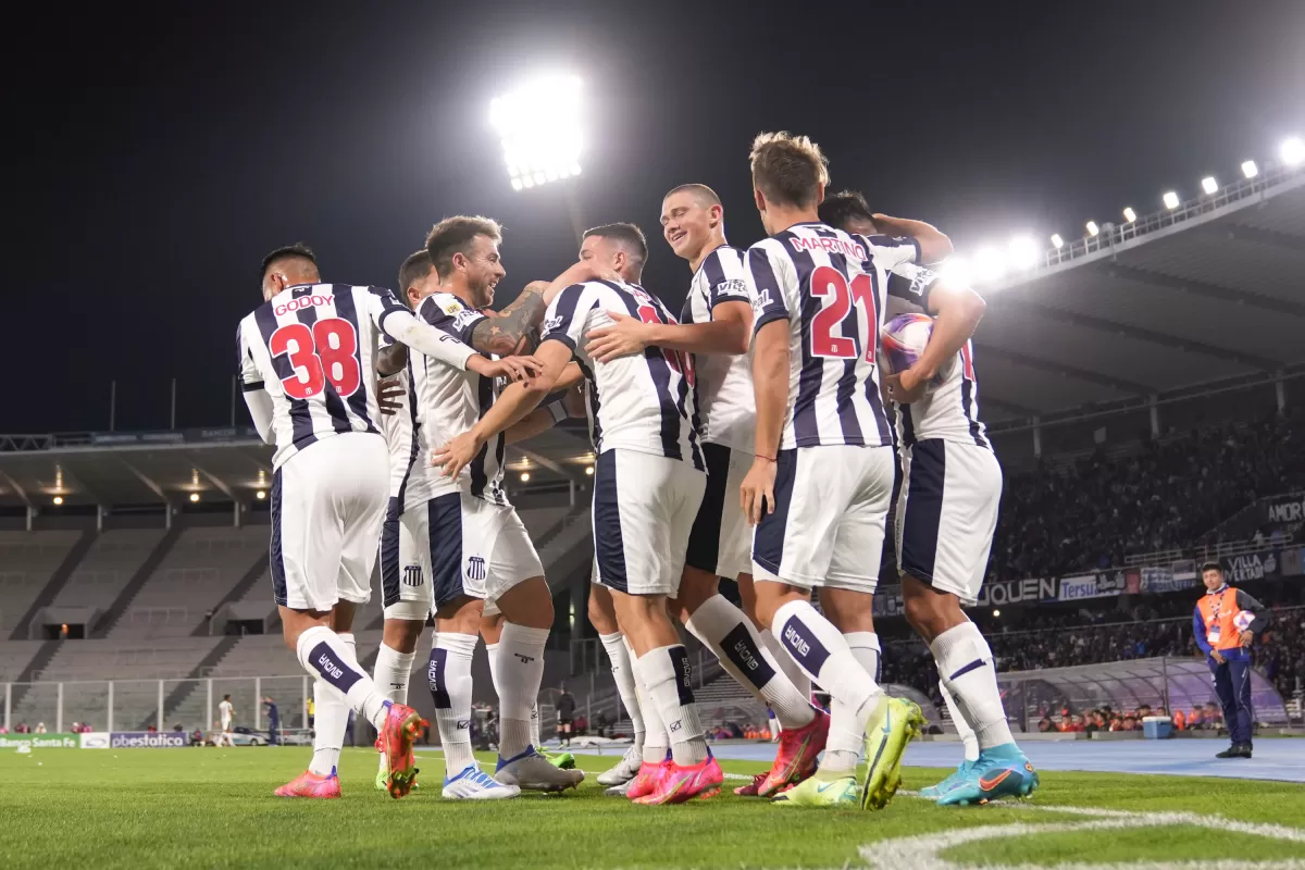 Talleres festejó ante Colón con dos golazos de Garro