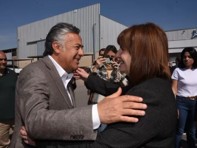 VISITA. Bullrich y Cornejo estuvieron en Mendoza y en San Juan. twitter@patobulrich