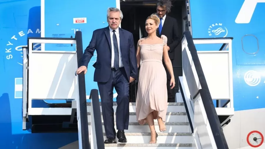 ALBERTO FERNÁNDEZ, llegando a Nueva York,  junto a su esposa. 