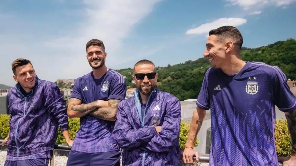 LAS NUEVAS CAMISETAS. Sorprendió el diseño de la suplente. La demanda es altísima en todo el país. 