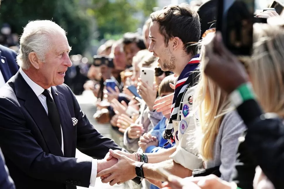 PROTAGONISTA. El rey Carlos III saludó al público durante la intensa jornada sabatina del funeral real. twitter the royal family 