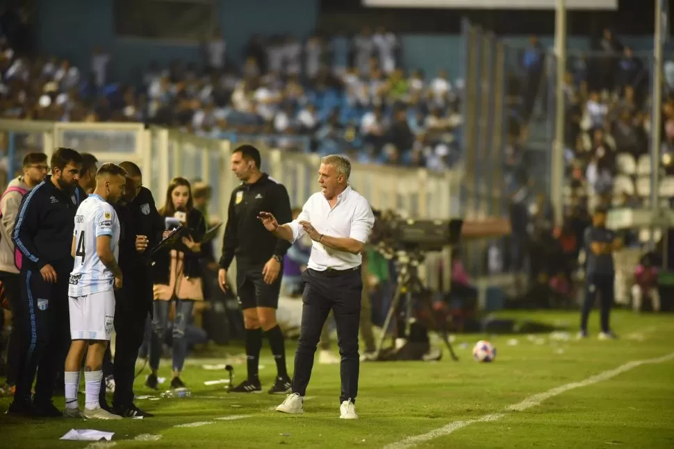 INTENSO. Así se mostró Pusineri en el duelo con Talleres en el “José Fierro”. Sin alternativas, apostó al ataque sobre el cierre. LA GACETA / FOTO DE DIEGO ÁRAOZ