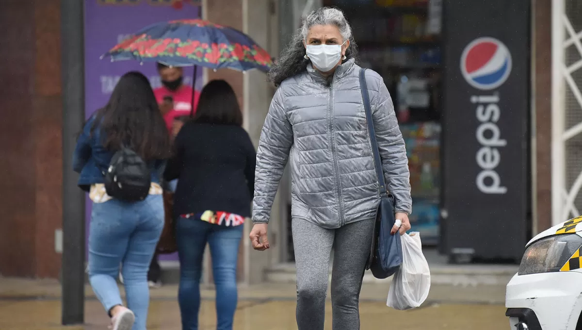 ABRIGO Y PARAGUAS. El Pronóstico anticipa el descenso de la temperatura y probables lluvias durante la noche y la madrugada del martes.